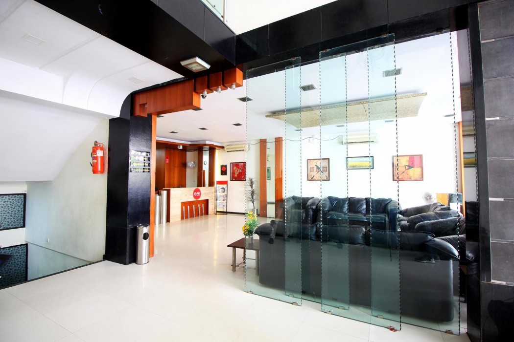 OYO Premium Paldi Cross Road 29/75