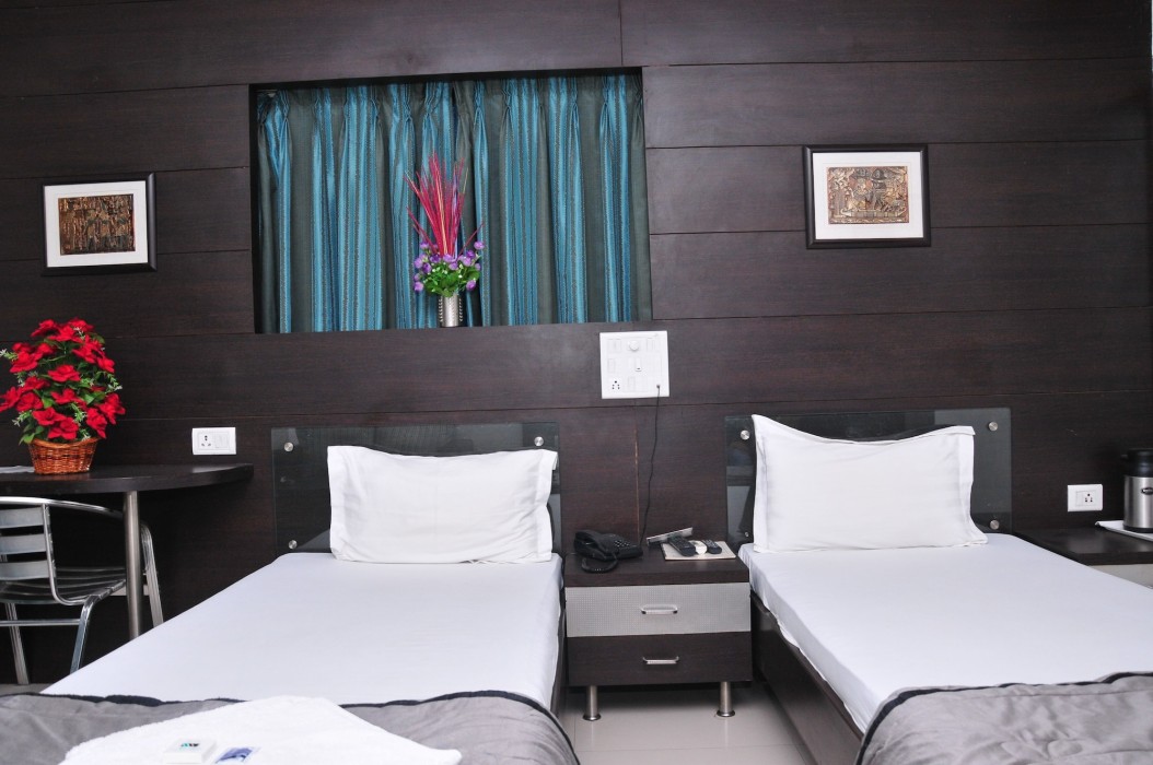 OYO Premium Paldi Cross Road 52/75