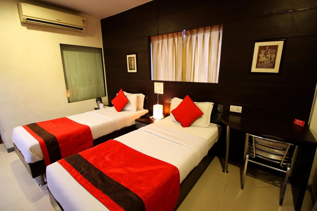 OYO Premium Paldi Cross Road 44/75