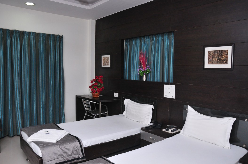 OYO Premium Paldi Cross Road 56/75