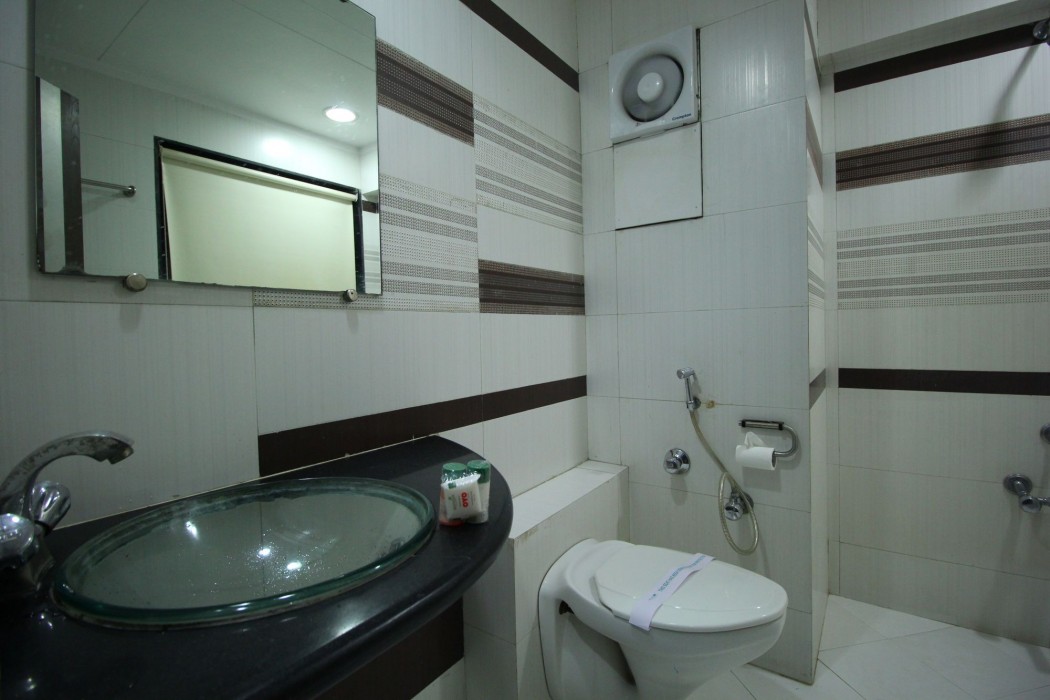 OYO Premium Paldi Cross Road 46/75