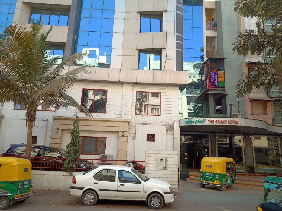 OYO Premium Paldi Cross Road 54/75