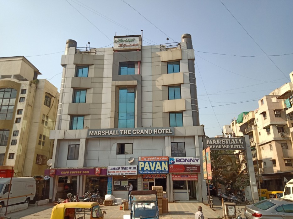 OYO Premium Paldi Cross Road 55/75