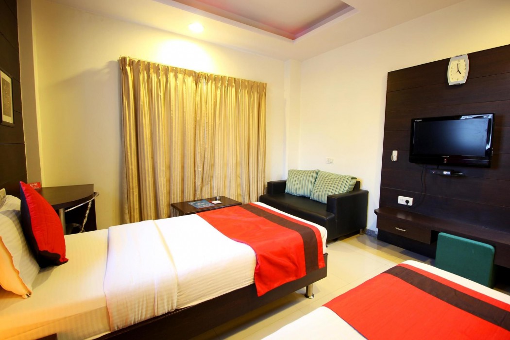 OYO Premium Paldi Cross Road 48/75