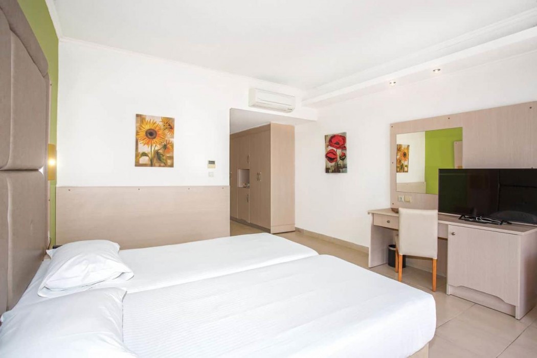 Grand Blue Beach Hotel 28/94