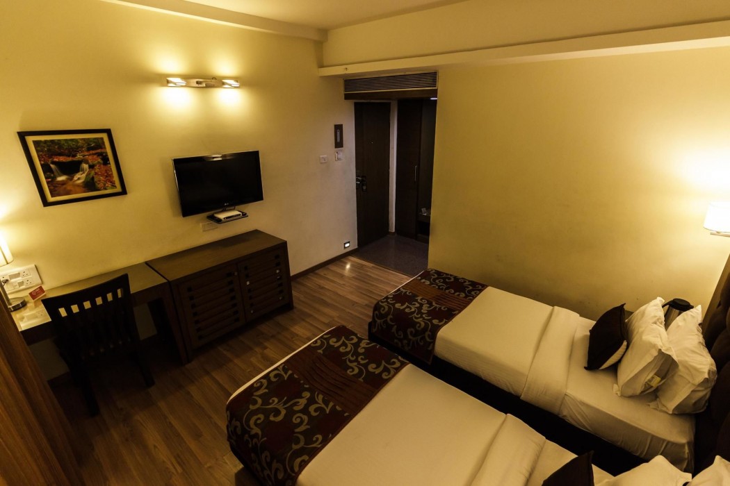 OYO Premium Vastrapur Lake 27/63