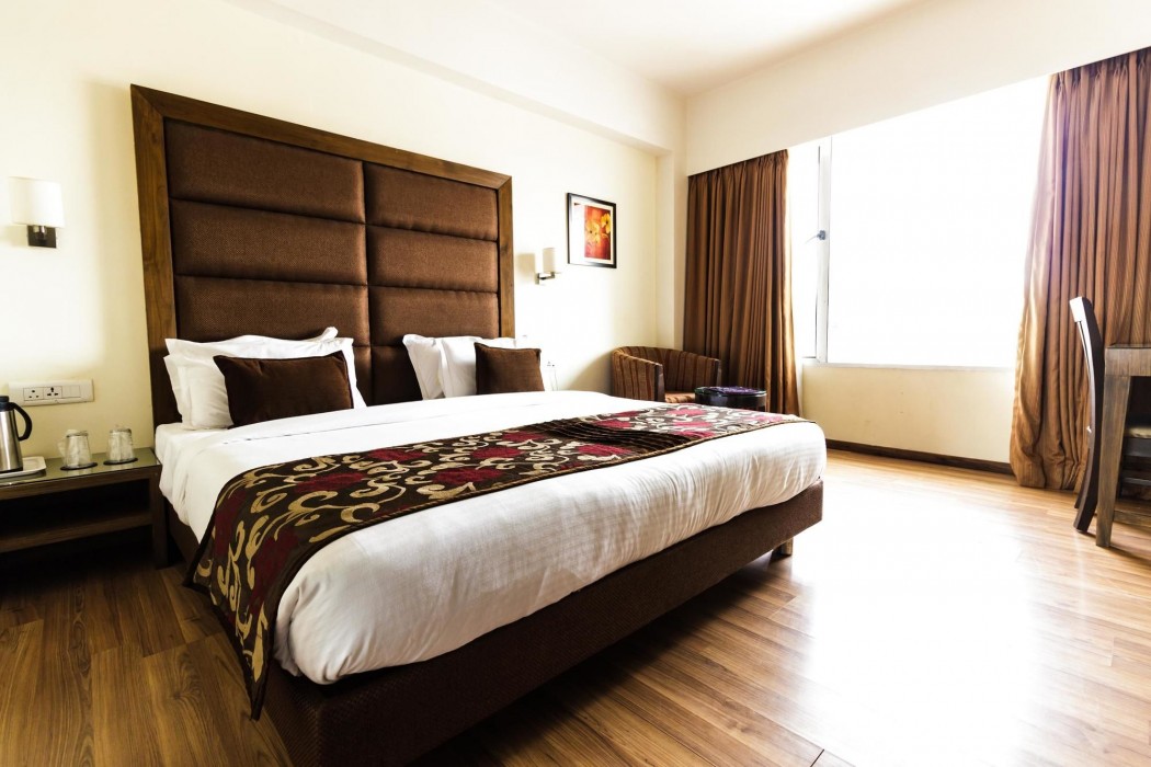 OYO Premium Vastrapur Lake 37/63