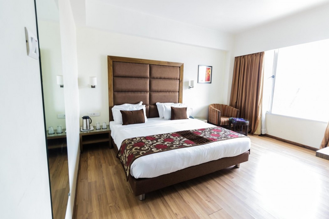 OYO Premium Vastrapur Lake 33/63