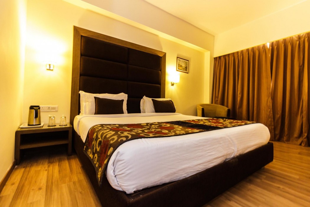 OYO Premium Vastrapur Lake 29/63