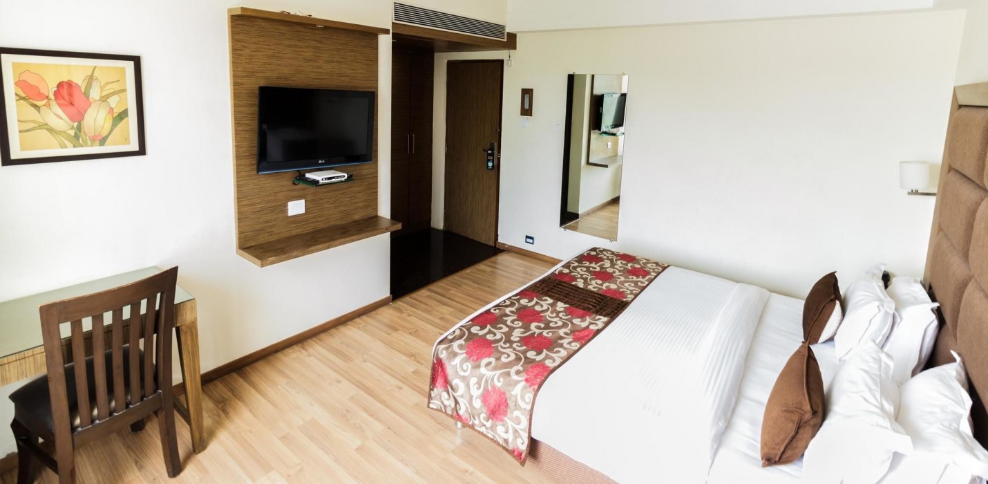 OYO Premium Vastrapur Lake 40/63