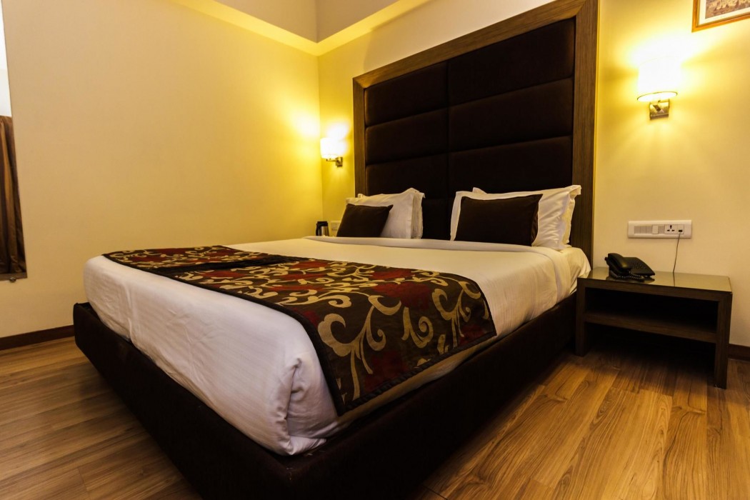 OYO Premium Vastrapur Lake 25/63
