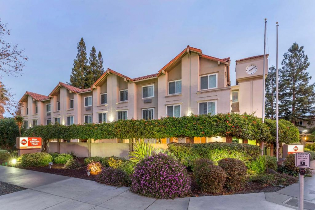 Best Western Plus Airport Plaza 2/36