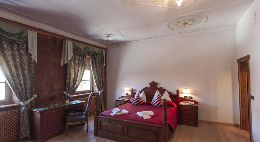 ROMANTIC HOTEL EXCELSIOR 12/45