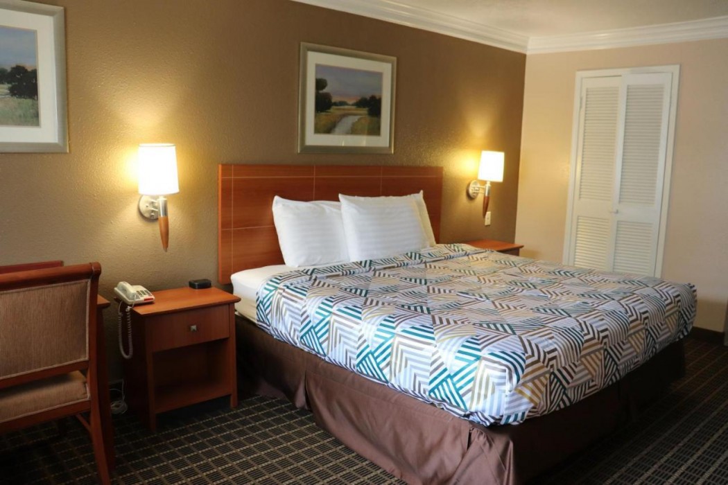 Motel6 Alvin, TX 8/52