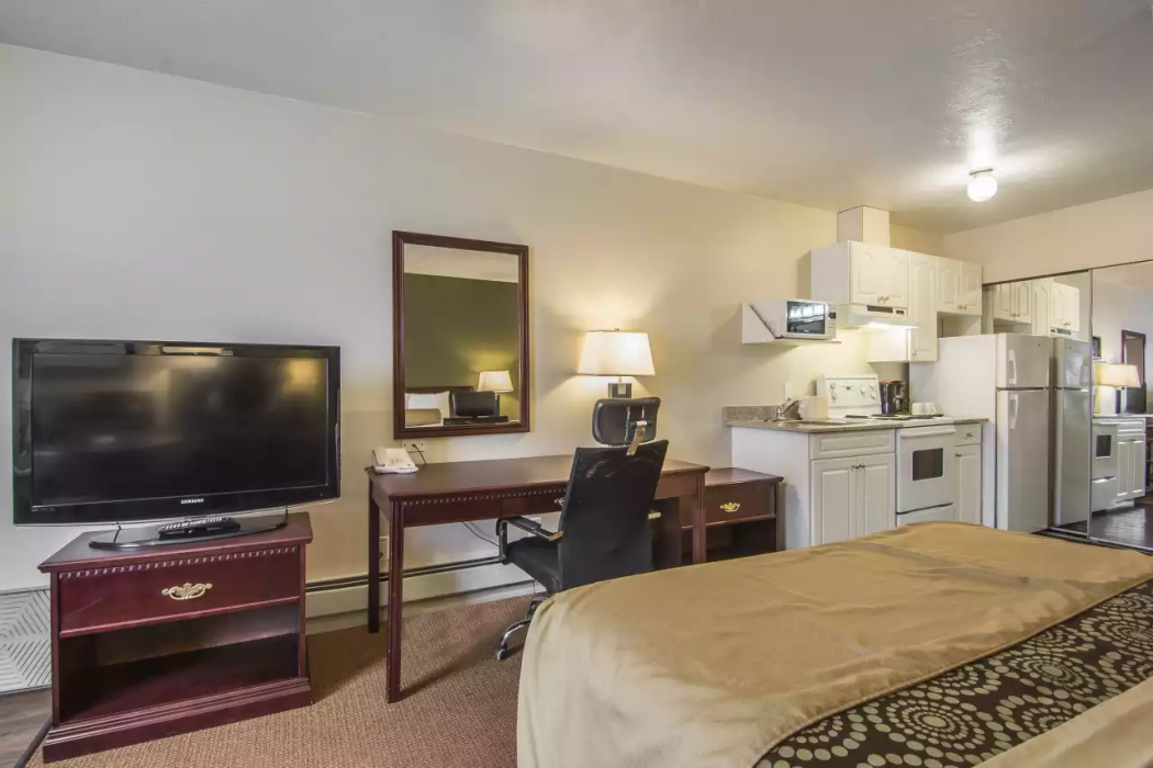 Econo Lodge Inn & Suites High Level, AB 11/29