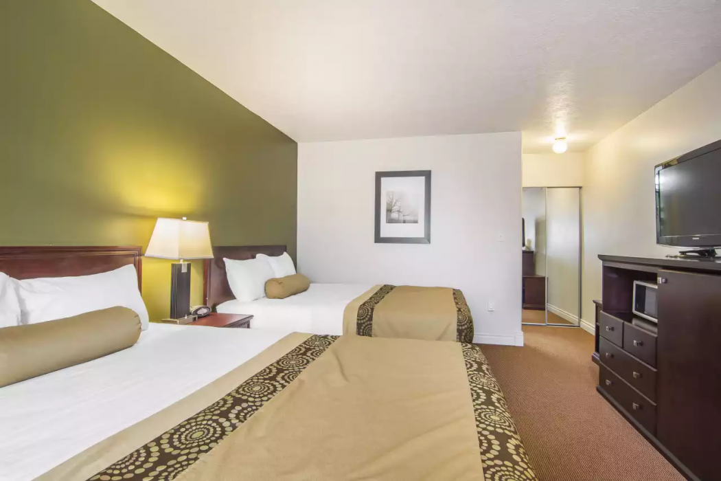 Econo Lodge Inn & Suites High Level, AB 10/29