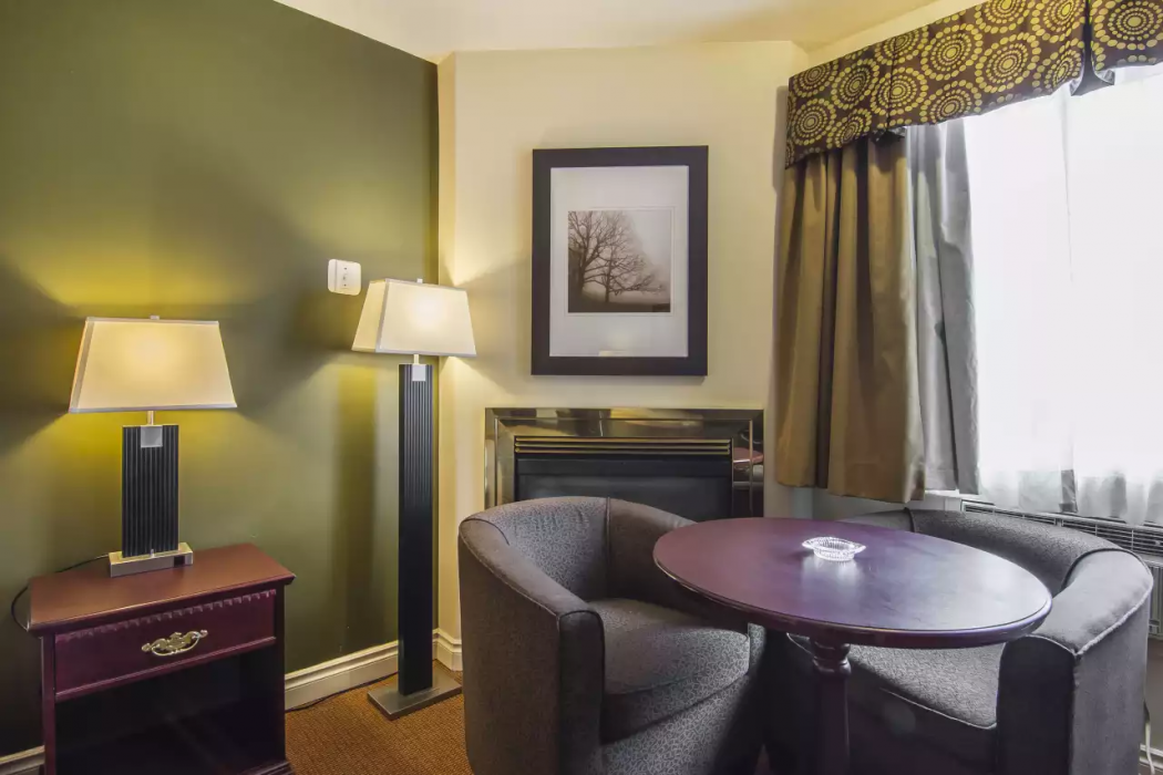 Econo Lodge Inn & Suites High Level, AB 17/29