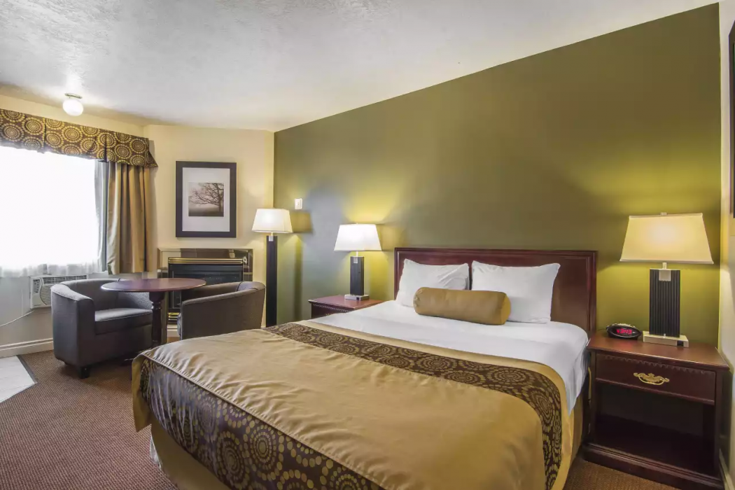 Econo Lodge Inn & Suites High Level, AB 8/29