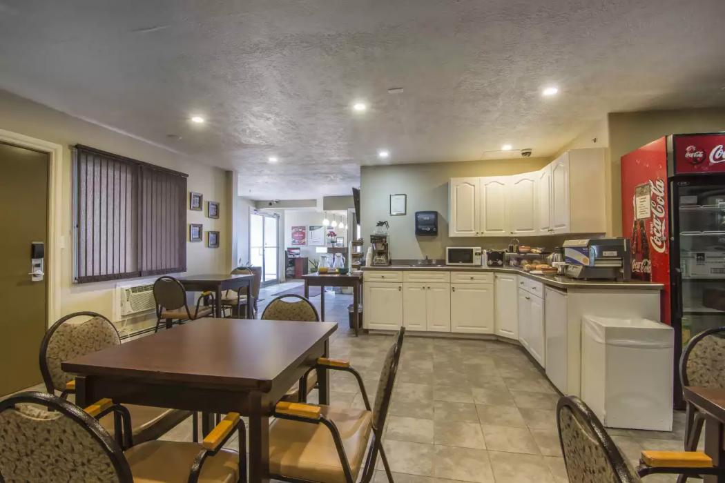 Econo Lodge Inn & Suites High Level, AB 16/29