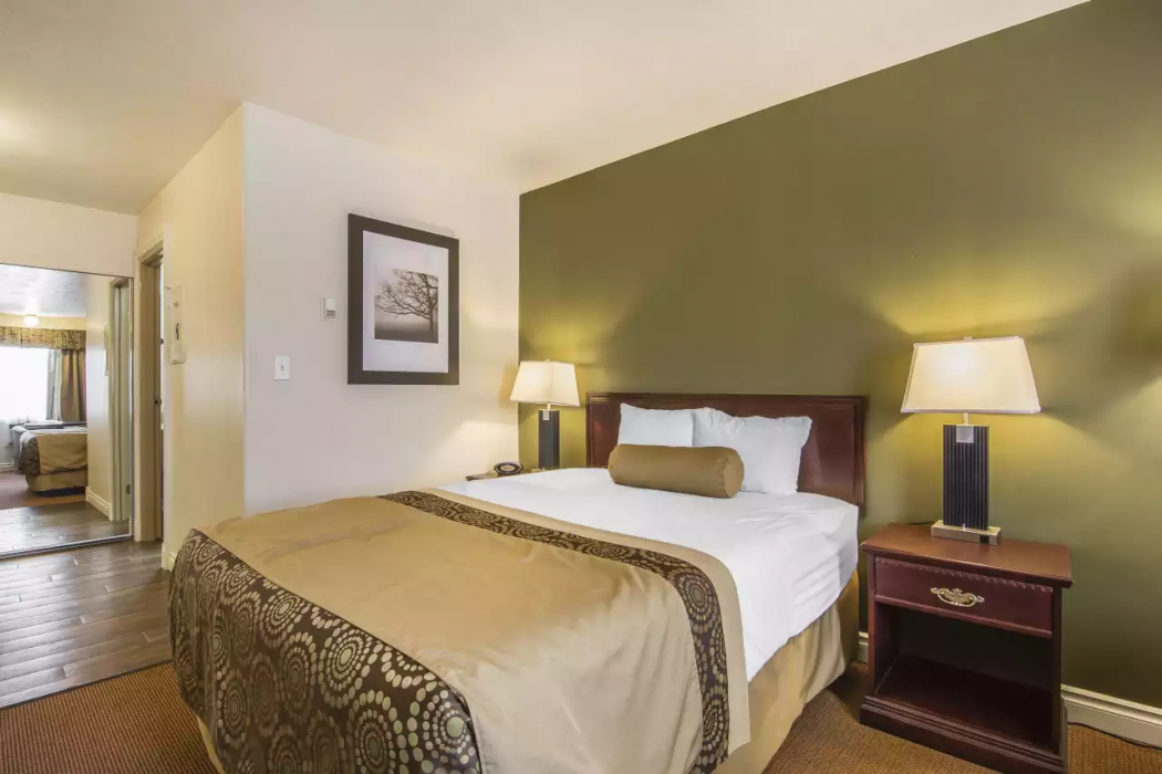 Econo Lodge Inn & Suites High Level, AB 7/29