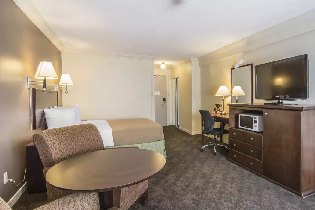 Quality Inn & Suites High Level, AB 11/16