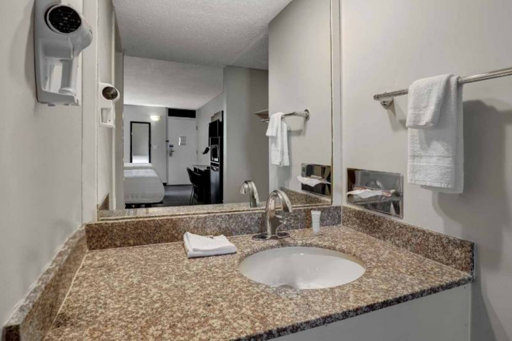 Motel6 Brooks, AB 17/43