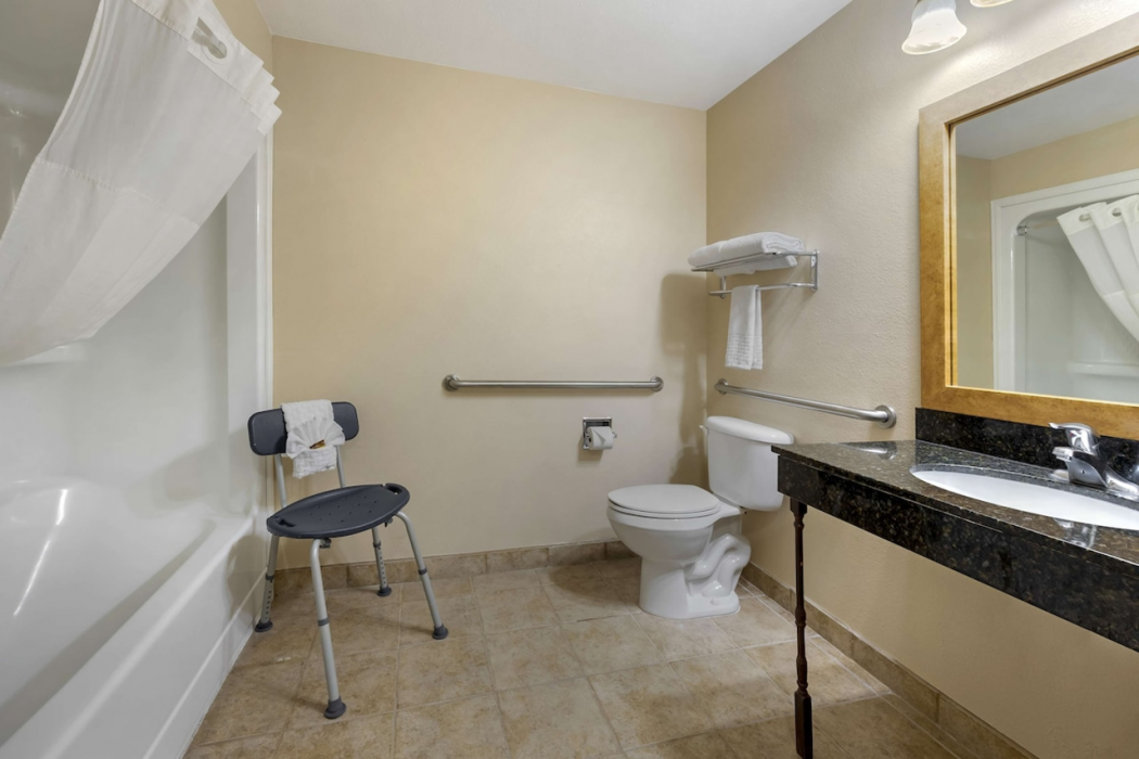 Best Western Plus Country Inn & Suites 18/35