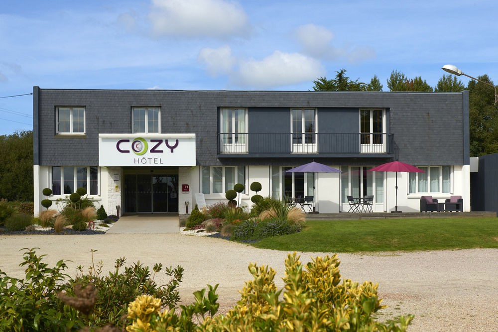 COZY HOTEL 1/40