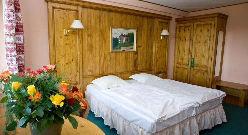 HOTEL AUX TROIS ROSES 11/54
