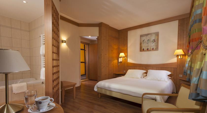 HOTEL DE LA TOUR 16/67