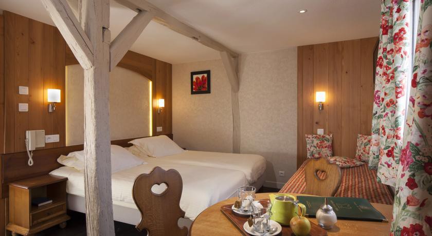 HOTEL DE LA TOUR 13/67