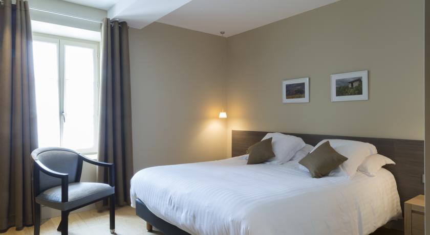 AUBERGE DE CLOCHEMERLE 10/54