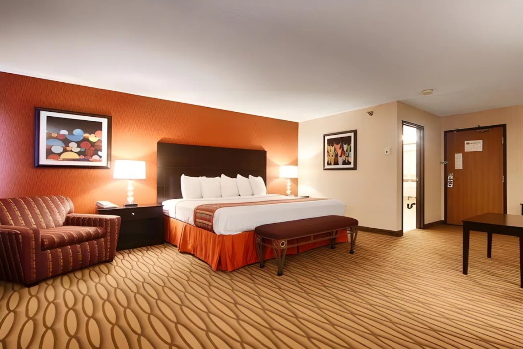 Spark by Hilton Eden Prairie 8/23