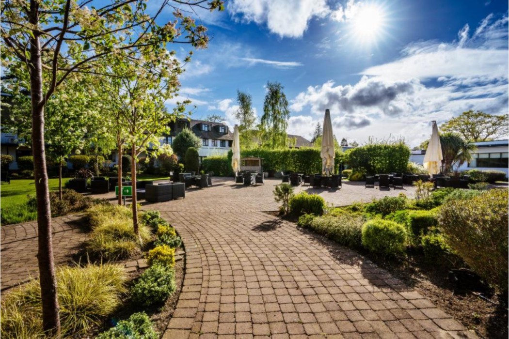 Elite Venue Selection Felbridge - Gatwick 6/75