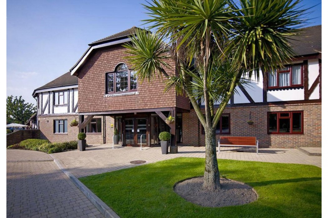 Elite Venue Selection Felbridge - Gatwick 7/75