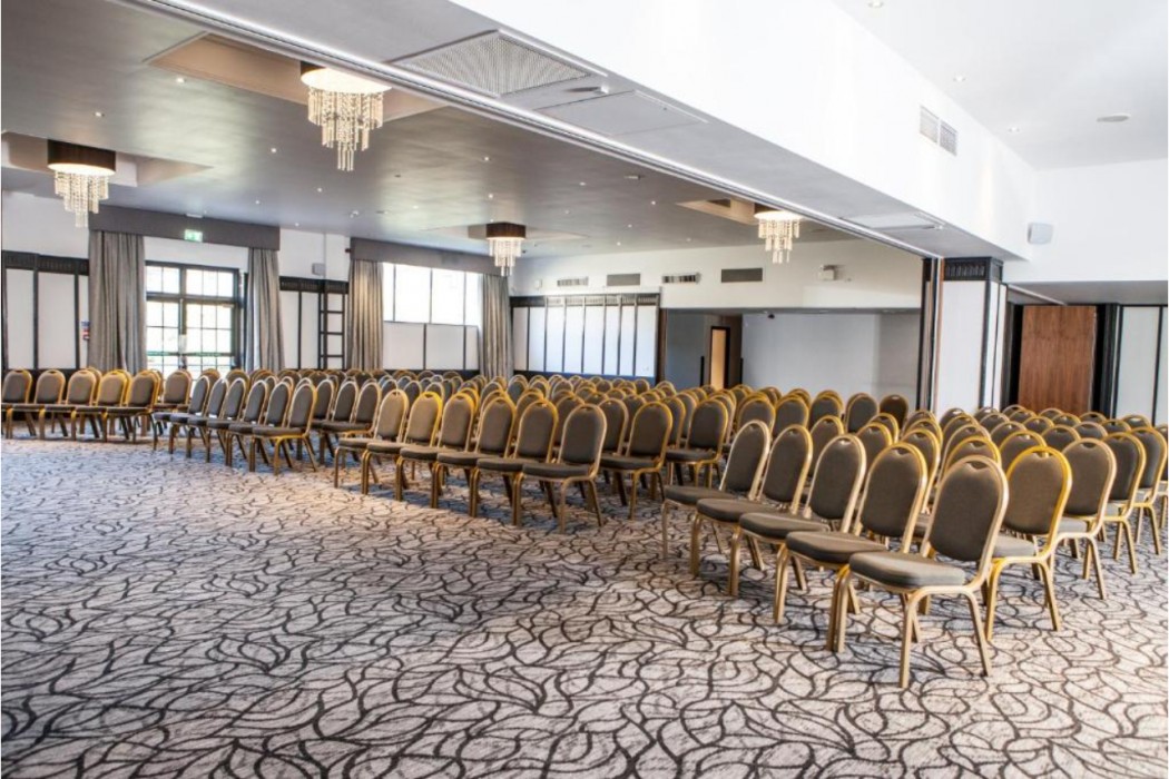 Elite Venue Selection Felbridge - Gatwick 32/75