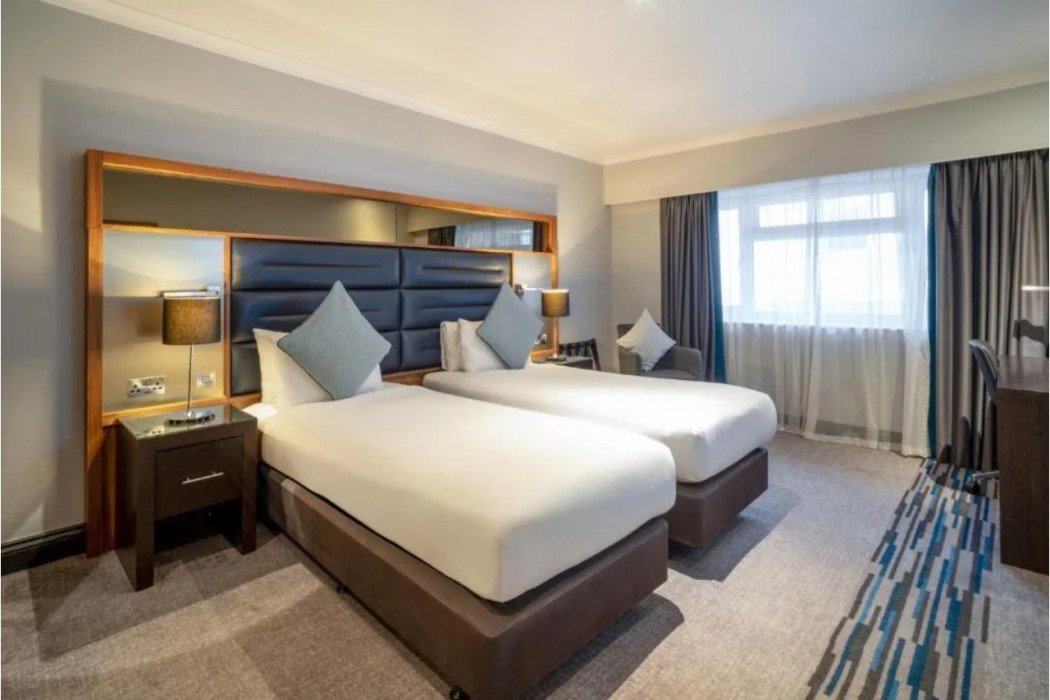 Elite Venue Selection Felbridge - Gatwick 15/75