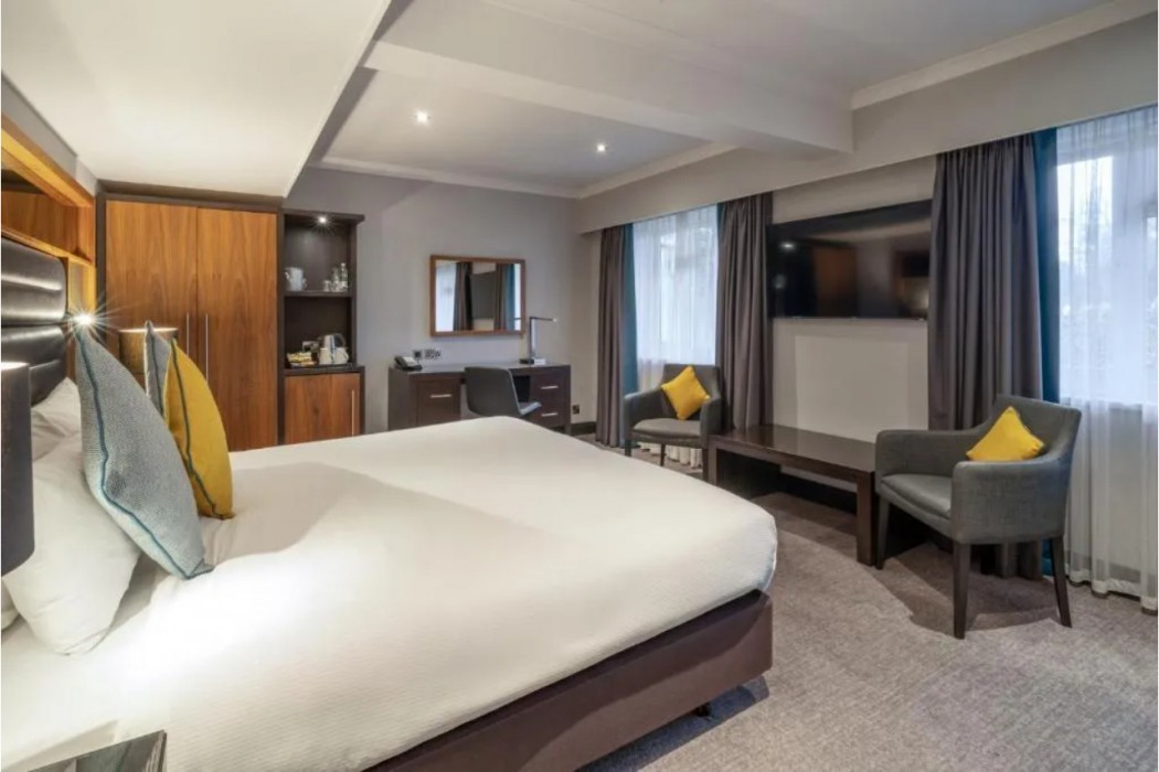 Elite Venue Selection Felbridge - Gatwick 24/75