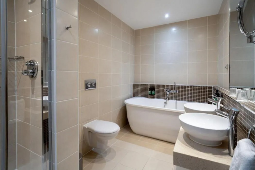 Elite Venue Selection Felbridge - Gatwick 26/75