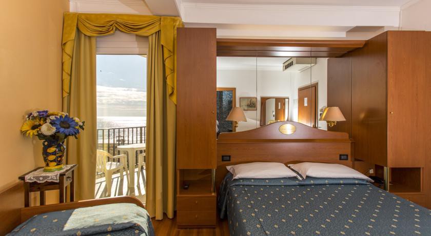 HOTEL MONDIAL 10/63