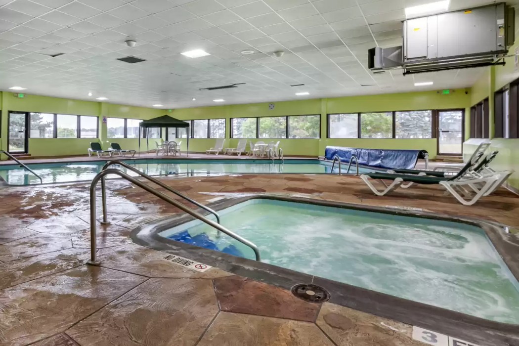 Quality Inn & Suites Escanaba North 14/24