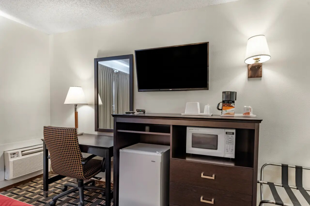 Econo Lodge La Junta CO 8/13