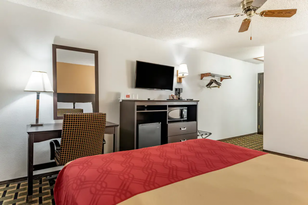Econo Lodge La Junta CO 7/13