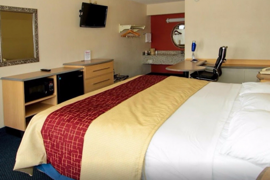 Rodeway Inn Fort Wayne near Glenbrook Square 8/18