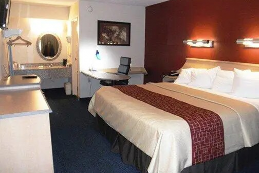Rodeway Inn Fort Wayne near Glenbrook Square 5/18