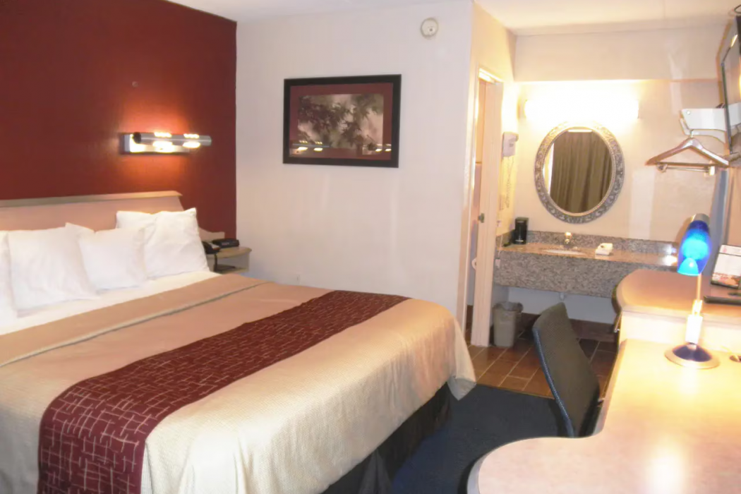 Rodeway Inn Fort Wayne near Glenbrook Square 3/18