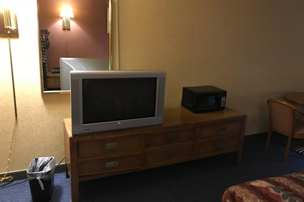 Rodeway Inn Fort Wayne near Glenbrook Square 10/18