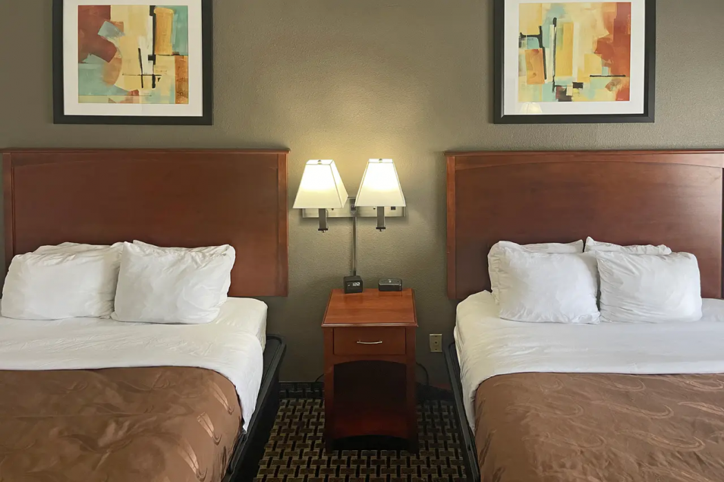 Quality Inn & Suites Cincinnati Sharonville 12/42