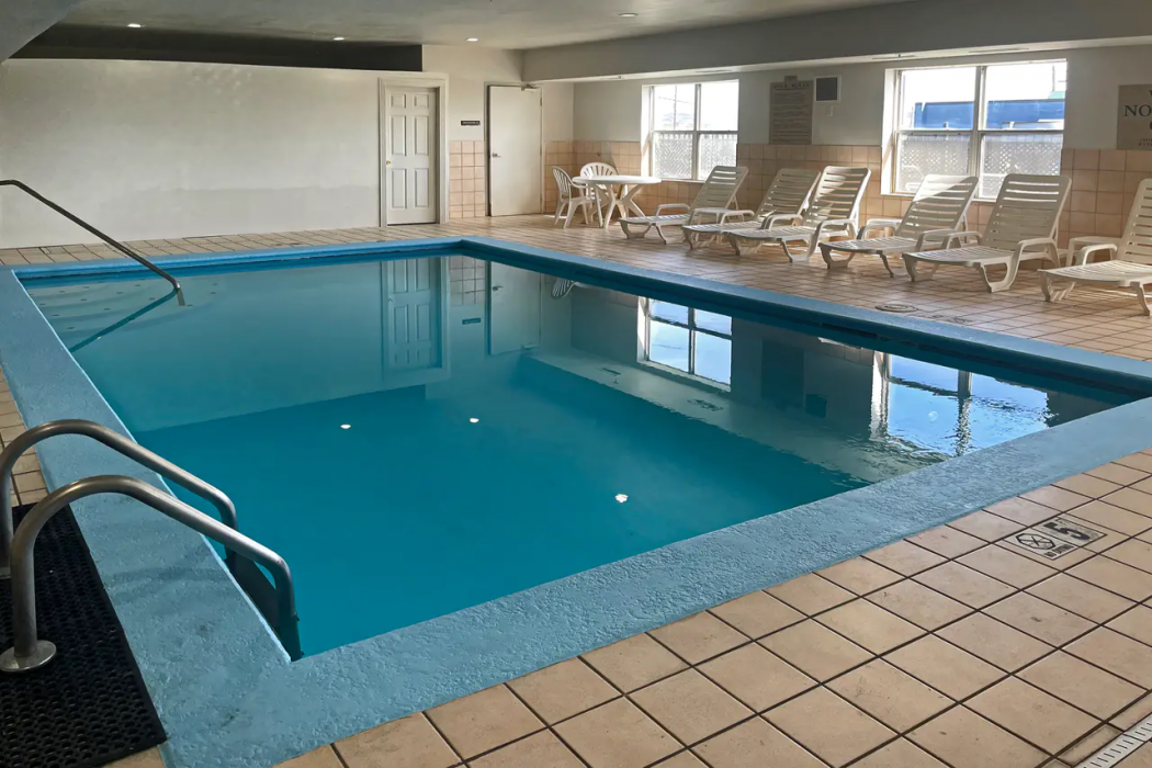 Quality Inn & Suites Cincinnati Sharonville 25/42
