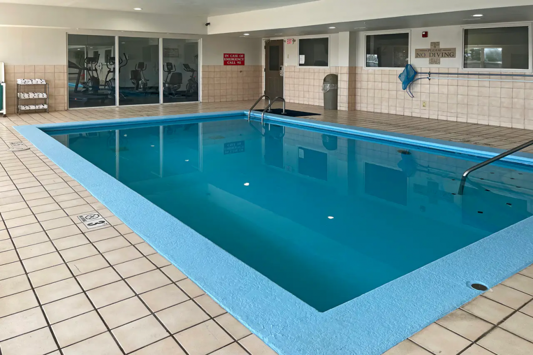 Quality Inn & Suites Cincinnati Sharonville 27/42